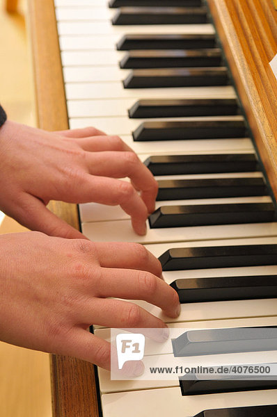 Mädchen spielt Klavier  Detail Hände und Tasten
