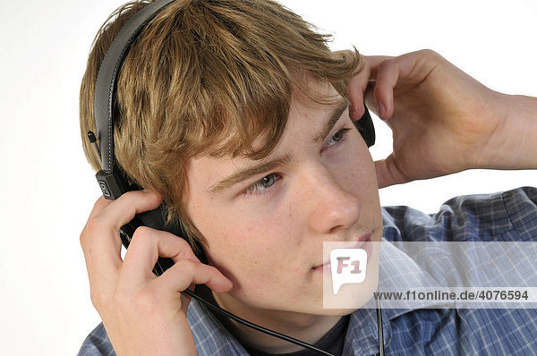 Jugendlicher hört mit Kopfhörern Musik