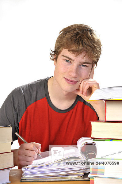 Jugendlicher sitzt an seinen Hausaufgaben