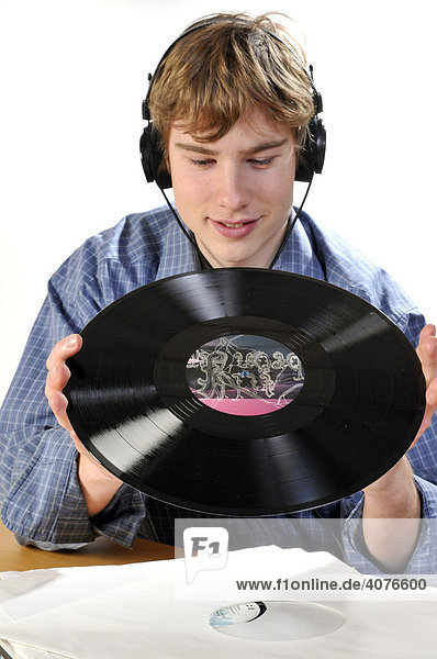 Jugendlicher mit Vinyl Schallplatte und Kopfhörern