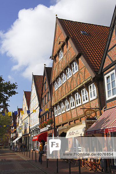 Historisches Stadtzentrum von Buxtehude  Geschäfte in alten Fachwerkhäusern in der Altstadt  Einkaufspassage Westfleth  Buxtehude  Altes Land  Niedersachsen  Deutschland  Europa