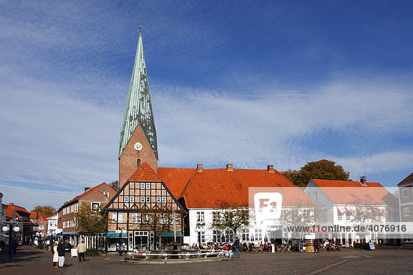 Historischer Eutiner Marktplatz mit St.-Michaelis-Kirche  Eutin  Kreis Ostholstein  Holsteinische Schweiz  Schleswig-Holstein  Deutschland  Europa