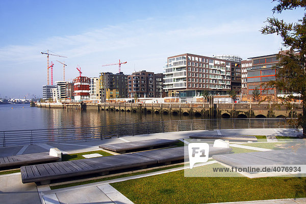 Hamburger Hafencity am Fluss Elbe  moderne Luxus-Apartments und Bürogebäude an den Marco-Polo-Terrassen am Grasbrookhafen im Hamburger Hafen  Hamburg  Deutschland  Europa