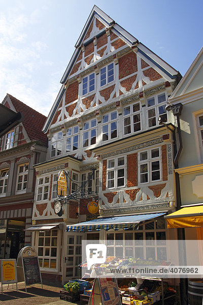 Historisches Fachwerkhaus mit Cafe und Obstgeschäft in der Altstadt von Stade  Altes Land  Niedersachsen  Deutschland  Europa