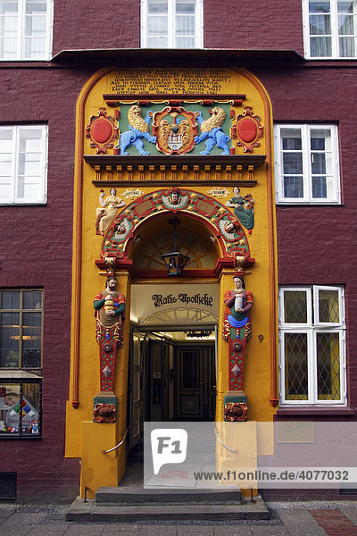 Historische Alte Ratsapotheke in der Altstadt von Lüneburg  dekorativer Eingang  Hansestadt Lüneburg  Niedersachsen  Deutschland  Europa