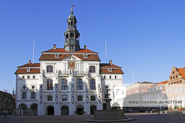 Historisches Rathaus von Lüneburg auf dem Marktplatz  barocke Ostfassade des Lüneburger Rathauses in der Altstadt  Am Markt  Hansestadt Lüneburg  Niedersachsen  Deutschland  Europa