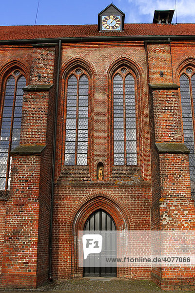 Historische gotische Hallenkirche  Dom St. Petri et Pauli zu Bardowick  Seiteneingang  Kreis Lüneburg  Niedersachsen  Deutschland  Europa