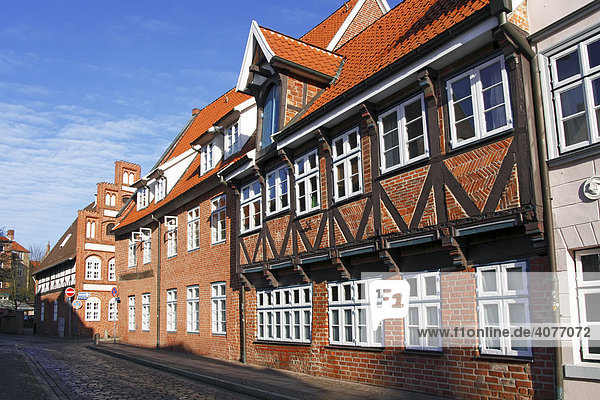 Straße mit historischen Lüneburger Häuser in der Altstadt von Lüneburg  Hansestadt Lüneburg  Niedersachsen  Deutschland  Europa