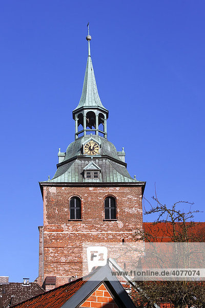 Turm der St. Michaeliskirche überragt Häuser in der Lüneburger Altstadt  St. Michaelis in Lüneburg  Hansestadt Lüneburg  Niedersachsen  Deutschland  Europa