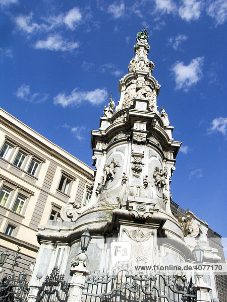 Obelisk auf dem Piazza del Ges_ Nuovo  Gesu Nuovo Platz in Neapel  Kampanien  Italien  Europa