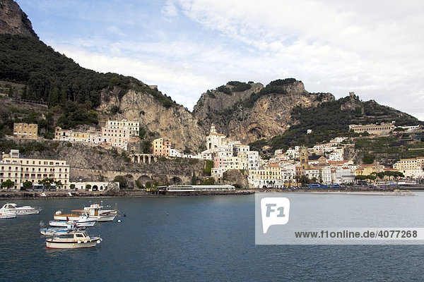 Yachthafen vom Leuchtturm aus gesehen  Amalfi  Costiera Amalfitana  Amalfiküste  UNESCO Welterbe  Kampanien  Italien  Europa
