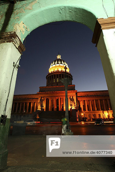 Kapitol bei Nacht  Havanna  Kuba  Karibik  Große Antillen