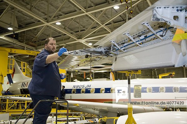Arbeiter bei umfangreichen Wartungarbeiten an einem Embraer Flugzeug  das von der American Eagle geflogen wird  Gwinn  Michigan  USA