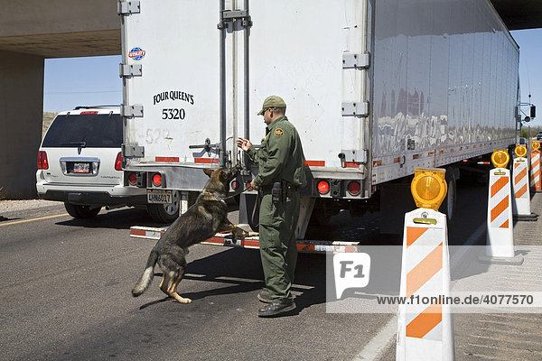 Ein US-Grenzschutzpolizist arbeitet mit Hund an einem Grenzübergang auf der Interstate 19  etwa 20 Meilen nördlich der mexikanischen Grenze  Tubac  Arizona  USA