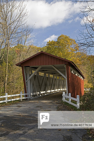 Die überdachte Everett Road Brücke im Cuyahoga-Valley-Nationalpark  Peninsula  Ohio  USA