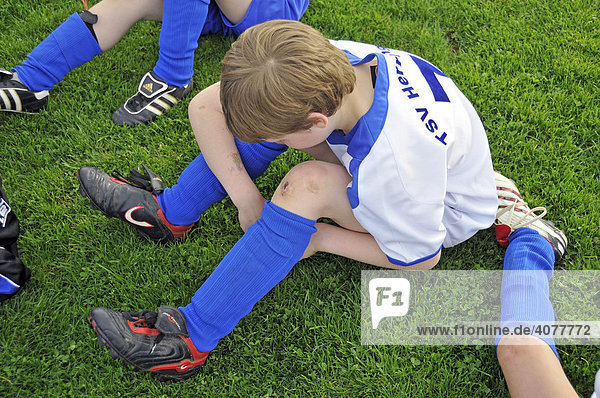 Enttäuschter achtjähriger Junge nach einer Niederlage  F-2 Junioren  Kinder-Fußballturnier  Blaustein  Baden-Württemberg  Deutschland  Europa