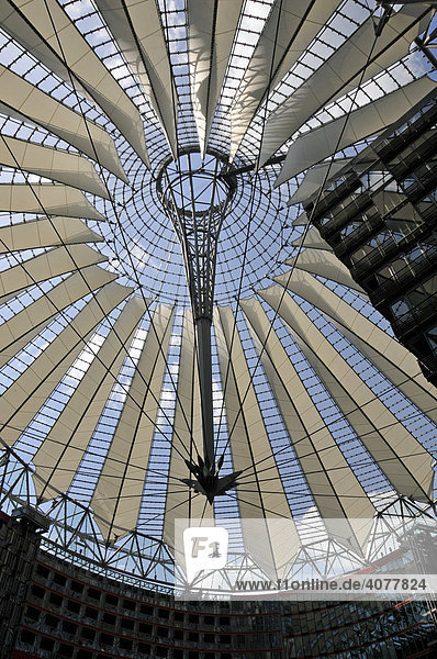 Ein aufgefächertes Zeltdach aus Stoffbahnen ist mit Zugankern an einem Stahlring befestigt  Sony Center  Potsdamer Platz  Berlin  Deutschland  Europa