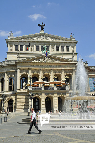 Banker  Lucae-Brunnen und Alte Oper  Frankurt  Hessen  Deutschland  Europa