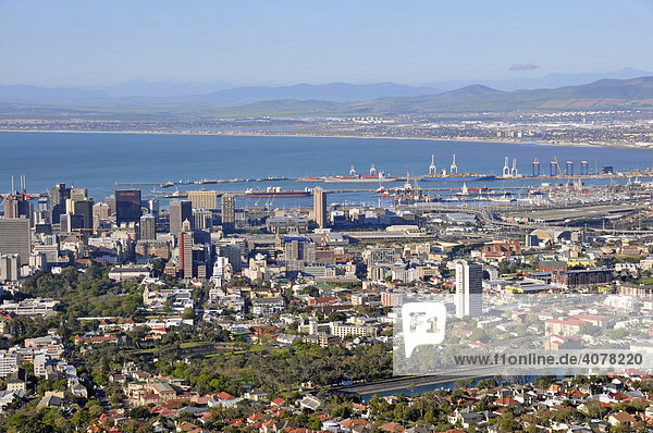 Blick von der Talstation der Tafelberg-Seilbahn auf Kapstadt  Südafrika  Afrika