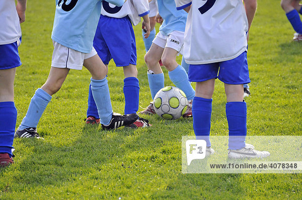 Beine von Teilnehmern bei einem F-1 Junioren Fußballturnier  Baden-Württemberg  Deutschland  Europa