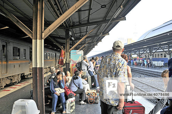 Passengers waiting at a platforn  Hua Lamphong central station in Chinatown  Bangkok  Thailand  Asia