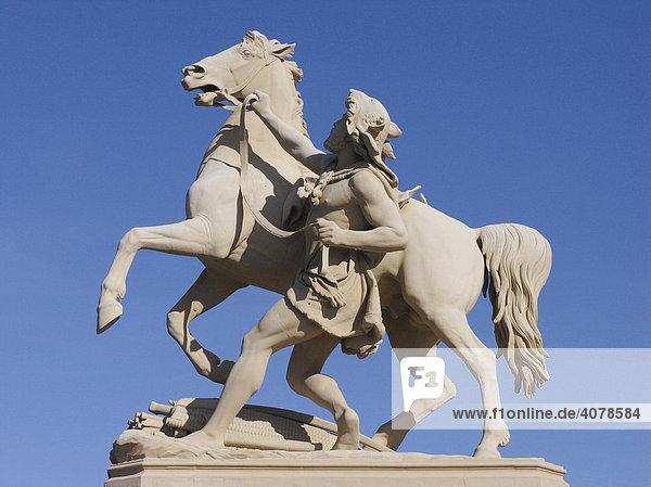 Skulptur von Fürst Niklot und seinem Pferd  Schweriner Schloss  Schwerin  Mecklenburg-Vorpommern  Deutschland  Europa