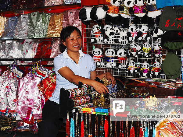 Freundliche Verkäuferin in einem Geschäft in der Altstadt  Shanghai  China  Asien