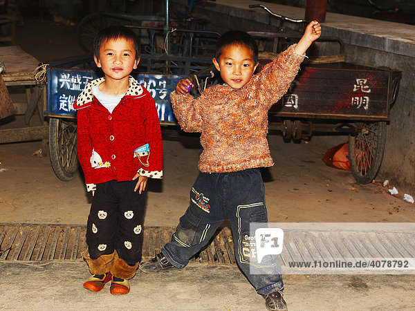 Children playing in Zhongdian  in Tibetan Gyeltangteng  Gyeltang County  Tibet  China  Asia