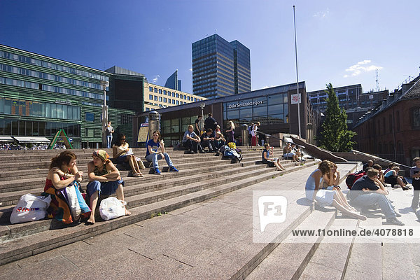Junge Leute am Hauptbahnhof Oslo  Norwegen  Skandinavien  Europa