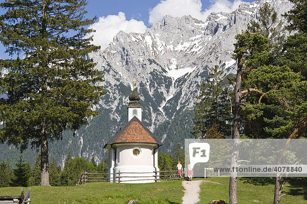 Kapelle Maria-Königin am Lautersee vor Karwendelgebirge  Werdenfelser Land  Oberbayern  Deutschland  Europa