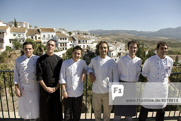 Chefkoch Benito Gomez  3.v.r.  mit seinen Köchen des Restaurant Tragabuches in Ronda  Andalusien  Spanien  Europa