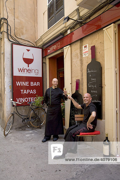 Wineing  Weinbar und Restaurant  Kellner David Perez und Antonio Fromelius  rechts  vor der Bar  Palma de Mallorca  Mallorca  Balearen  Spanien  Europa