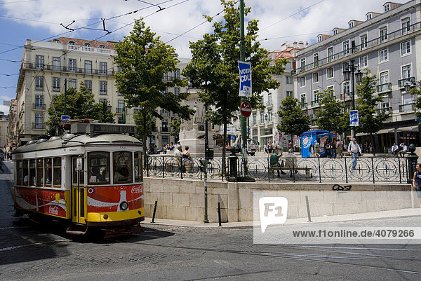Rote Straßenbahn  Straßenleben  Lissabon  Portugal  Europa