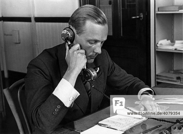 Mann telefonierend im Büro  historische Aufnahme  ca. 1940
