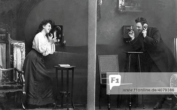 Mann und Frau telefonieren  historische Aufnahme  ca. 1915