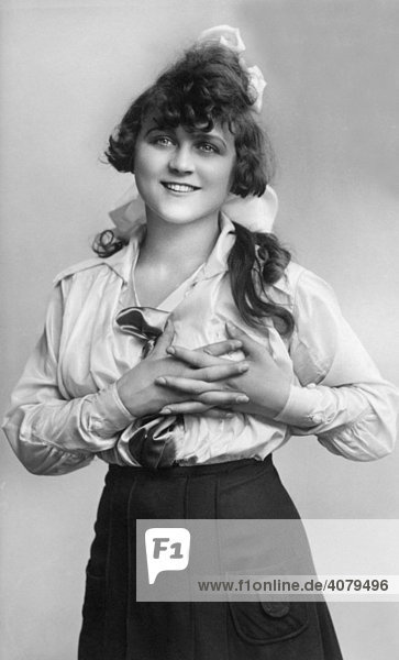 Mädchen in verträumter Pose  historische Aufnahme  ca. 1910