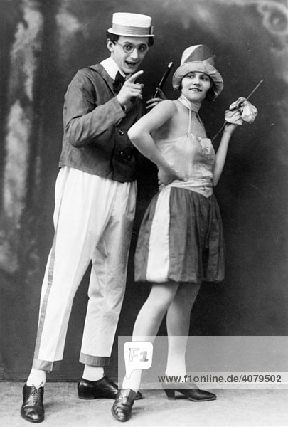 Mann und Frau in komischer Kleidung  historische Aufnahme  ca. 1920