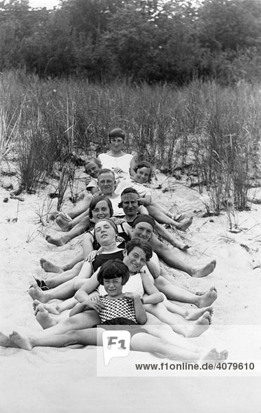 Historische Aufnahme  Gruppe am Strand