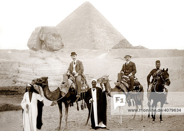 Historische Aufnahme  Reisegruppe bei den Pyramiden von Gizeh  Ägypten  Afrika