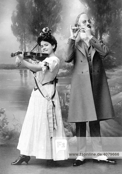 Historische Aufnahme  Mann und Frau musizieren  ca. 1930