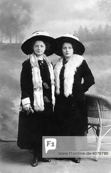 Historische Aufnahme  Zwillinge  ca. 1915