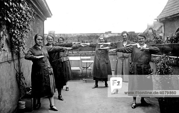 Historische Aufnahme  Frauengruppe bei der Morgengymnastik  ca. 1930