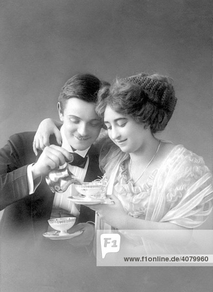 Historische Aufnahme  Paar trinkt zusammen Kaffee  ca. 1915
