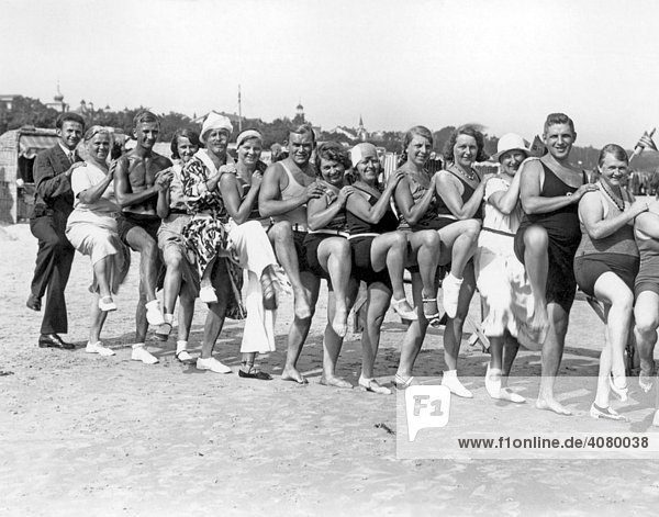 Historische Aufnahme fröhliche Badegruppe Ostsee ca. 1930