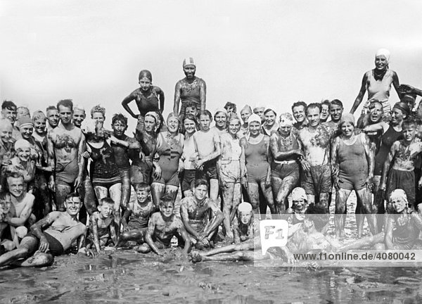 Historische Aufnahme  fröhliche Badegruppe  Ostsee  ca. 1930