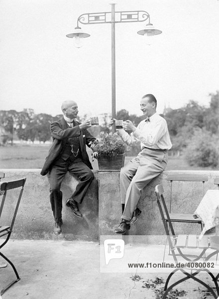 Historische Aufnahme  zwei Männer trinken Bier  ca. 1926