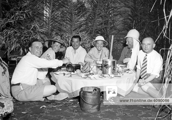 Historische Aufnahme  Gruppe beim Picknick ca. 1920