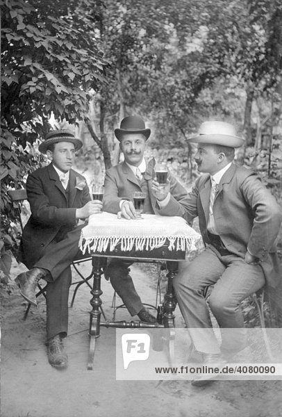 Historische Aufnahme  drei Herren beim Weintrinken  ca. 1915