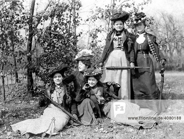 Historische Aufnahme  Frauengruppe  ca. 1905