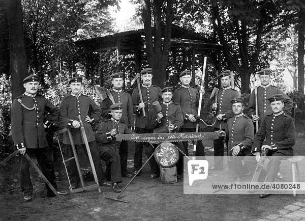 Historische Aufnahme Es lebe das Handwerk Reservisten mit Werkzeugen ca. 1908